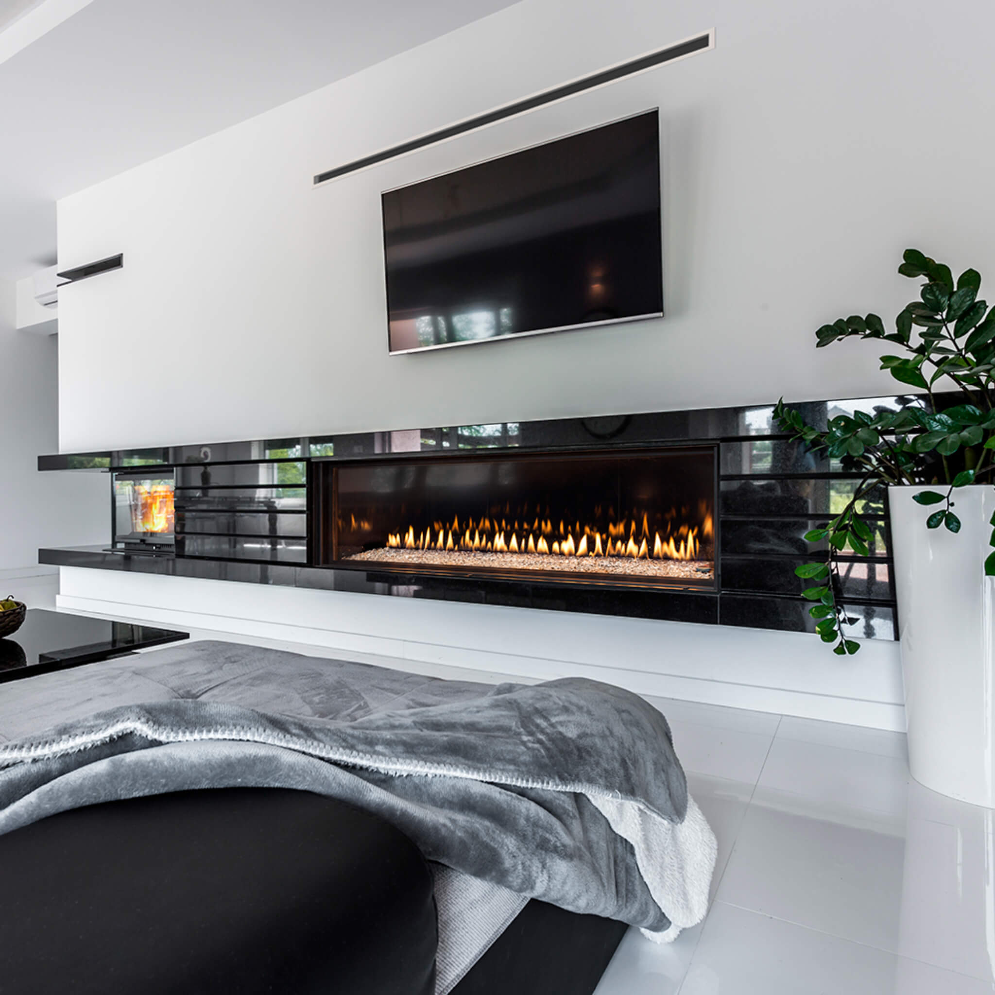 ThermalEfficient ConcealedBurner DirectVent GasFireplace SingleSided Linear | Montigo